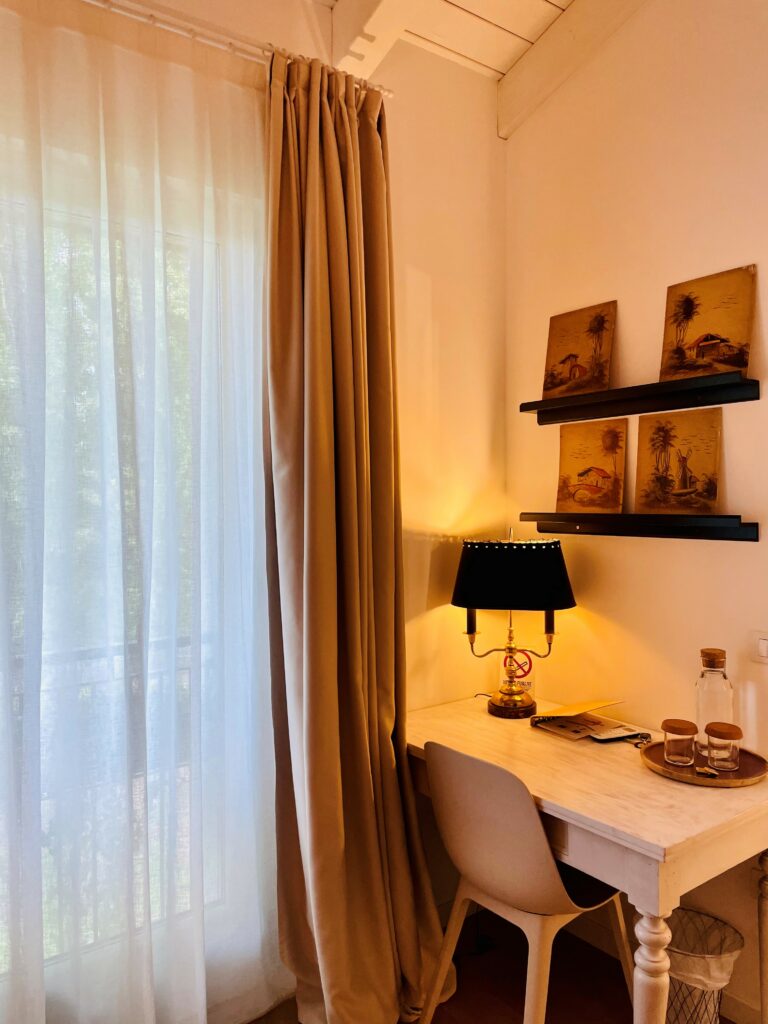 SoloQui double room desk